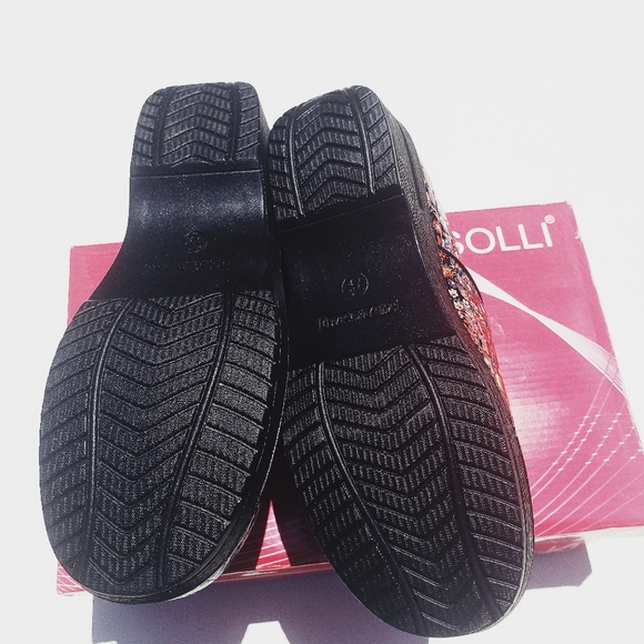Rasolli Women's Debby Croco Texture Clogs - Picture 3 of 4